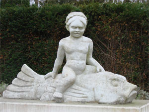 Märchenfigur Zwerg reitet Frosch