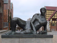 Bronze-Statue Liegende Frau nackt